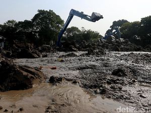 Lumpur Padat Dikeruk dari Setu Lembang