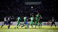 5 menit laga dimulai, Bhayangkara FC langsung mengejutkan tim tamu lewat gol dari Dendi Sulistyawan. Pertandingan digelar di Stadion Patriot Candrabhaga, Bekasi, Jawa Barat, Jumat (4/8/2017).