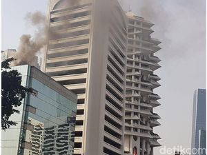 Petugas Berhasil Padamkan Kepulan Asap yang Membubung di Sudirman