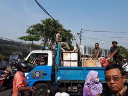 Tertibkan Trotoar Jatibaru, Petugas Angkut 23 Motor dan 45 Lapak
