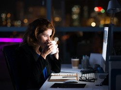 Sering Lembur, Mana yang Lebih Bahaya: Kurang Tidur atau Banyak Duduk?