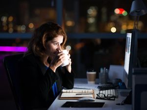 Sering Lembur, Mana yang Lebih Bahaya: Kurang Tidur atau Banyak Duduk? Sering Lembur, Mana yang Lebih Bahaya: Kurang Tidur atau Banyak Duduk?