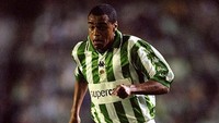 Nilai tertinggi transfer pemain beranjak naik seiring bergabungnya Denilson ke Real Betis dari Sao Paulo senilai 21,5 juta pound sterling (konversi kurs saat ini sekitar Rp 376 miliar) di tahun 1998. (Foto: Shaun Botterill /Allsport)