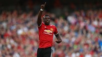 Manchester United mesti merogoh kocek sebesar 105 juta euro pada musim panas 2016 untuk memulangkan Paul Pogba, yang pernah dilepas ke Juventus secara cuma-cuma beberapa tahun sebelumnya. Di musim comebacknya, Pogba mengantar MU juara Liga Europa dan Piala Liga. Foto: Ian Walton/Getty Images