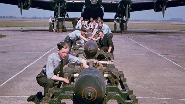 Foto: Melihat Kembali PD II Lewat Foto