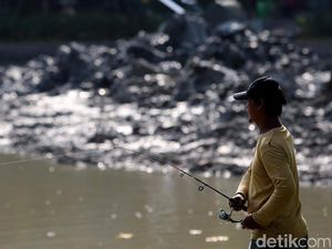 Tebalnya Lumpur yang Mengendap di Situ Lembang Tebalnya Lumpur yang Mengendap di Situ Lembang
