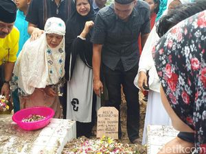 Isak Tangis Warnai Pemakaman dr Ryan Thamrin di Pekanbaru