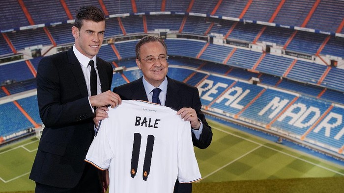Bale MADRID, SPAIN - SEPTEMBER 02: Gareth Bale shows his new Real Madrid shirt as he stands alongside president Florentino Perez during his presentation as a new Real Madrid player at Estadio Santiago Bernabeu on September 2, 2013 in Madrid, Spain. (Photo by Gonzalo Arroyo Moreno/Getty Images)