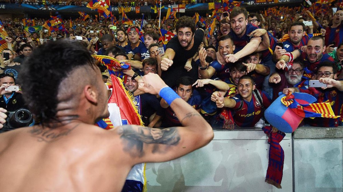 Neymar dengan fans Barcelona. Foto: Matthias Hangst/Getty Images