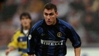 Inter memecahkan rekor dunia lagi dengan mendatangkan Christian Vieri dari Lazio pada tahun 1999, seharga 49 juta euro (konversi kurs saat ini sekitar Rp 775 miliar). (Foto: Claudio Villa /Allsport)