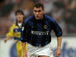 Inter Milan mendapatkan Christian Vieri dari Lazio pada 1999. Pria yang akrab disapa Bobo ini ditebus dengan harga 46,5 juta euro. (Foto: Claudio Villa /Allsport)