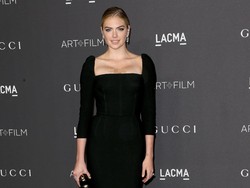 Duh! Kate Upton Jatuh saat Pemotretan Bugil di Atas Batu Karang