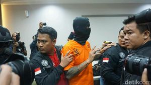 Foto: Jadi Tersangka, Tora Sudiro Lambaikan Tangan