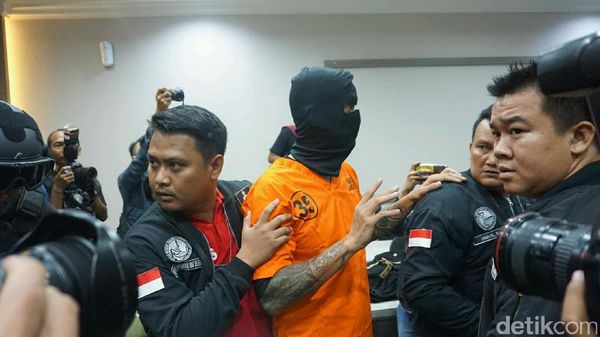 Foto: Jadi Tersangka, Tora Sudiro Lambaikan Tangan