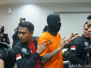 Foto: Jadi Tersangka, Tora Sudiro Lambaikan Tangan