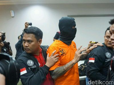 Foto: Jadi Tersangka, Tora Sudiro Lambaikan Tangan
