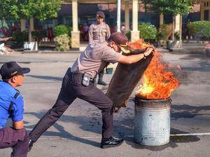 Musim Kemarau, Polisi dan PMK Kediri Berlatih Pemadaman Kebakaran