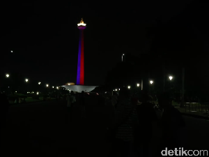 Menatap Tugu Monas Disorot Warna Lambang ASEAN Menatap Tugu Monas Disorot Warna Lambang ASEAN