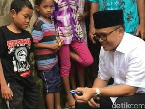 Beri Motivasi, Bupati Anas Ajak Bocah Tanpa Kelamin Main Spinner