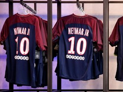 Antrean Fans PSG untuk Dapatkan Jersey Neymar