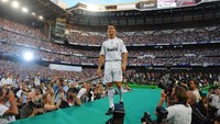 Madrid memecahkan rekor transfer dunia lagi saat mendatangkan Cristiano Ronaldo dari Manchester United senilai 94 juta euro (konversi kurs saat ini sekitar Rp 1,48 triliun) di tahun 2009. (Foto: Denis Doyle/Getty Images)