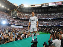 Madrid memecahkan rekor transfer dunia lagi saat mendatangkan Cristiano Ronaldo dari Manchester United senilai 94 juta euro (konversi kurs saat ini sekitar Rp 1,48 triliun) di tahun 2009. (Foto: Denis Doyle/Getty Images)