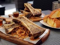 Kini Orang Bule Juga Doyan Makan Sumsum Tulang Sapi yang Creamy