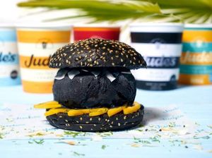 Uniknya! Burger Manis dengan Isian Es Krim Serba Hitam
