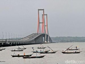 Kemahalan, Jembatan Tol Suramadu Bakal Digratiskan? Kemahalan, Jembatan Tol Suramadu Bakal Digratiskan?