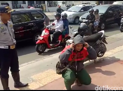 Selain Ditilang, Penerobos Trotoar Dewi Sartika Dihukum Squat Jump
