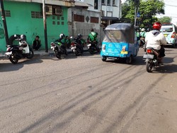 Ojek Online Masih Ngetem di Trotoar Stasiun Tanah Abang