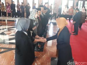 11 Pegawai Pemkot Surabaya Dilantik, Ini Kebiasaan Risma