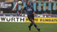Ronaldo dua kali menjadi pemain termahal dunia. Di tahun 1996 saat pindah ke Barcelona dari PSV Eindhoven dengan 13.2 juta pound sterling (konversi kurs saat ini sekitar Rp 230 miliar) dan tahun 1997 dari Barca ke Inter dengan 19.5 juta pound sterling (konversi kurs saat ini sekitar Rp 341 miliar). (Foto: Allsport UK /Allsport)