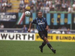 Ronaldo dua kali menjadi pemain termahal dunia. Di tahun 1996 saat pindah ke Barcelona dari PSV Eindhoven dengan 13.2 juta pound sterling (konversi kurs saat ini sekitar Rp 230 miliar) dan tahun 1997 dari Barca ke Inter dengan 19.5 juta pound sterling (konversi kurs saat ini sekitar Rp 341 miliar). (Foto: Allsport UK /Allsport)