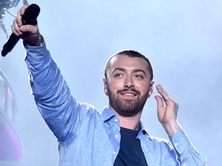 Sempat Cedera Pita Suara, Penyanyi Sam Smith Tunda Tur