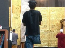 Kisah Viral Pemuda Difabel Salat Berjemaah yang Bikin Takjub