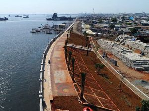 Dikebut, Proyek Pembangunan Tanggul Laut Kalibaru Capai 57%