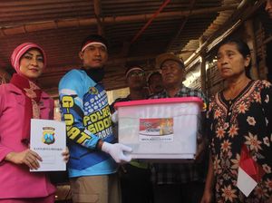 Polres Sidoarjo Beri Bantuan Bendera ke Warga Prambon