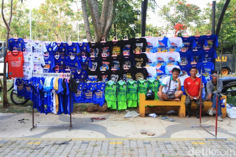 Penjualan Atribut Persib Sepi Pembeli