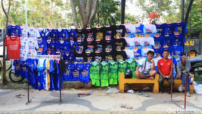 lapak pedagang atribut persib sepi lapak pedagang atribut persib sepi