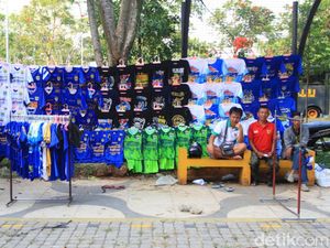 Lapak Pedagang Atribut Persib Sepi Lapak Pedagang Atribut Persib Sepi