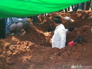 Jenazah Ibu dan 3 Anak Korban Kebakaran Dimakamkan Berdampingan Jenazah Ibu dan 3 Anak Korban Kebakaran Dimakamkan Berdampingan