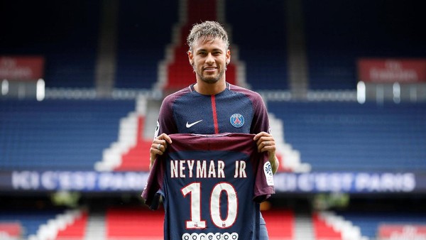 Neymar Soccer Football - Paris Saint-Germain F.C. - Neymar Jr Press Conference - Paris, France - August 4, 2017 New Paris Saint-Germain signing Neymar Jr poses with the club shirt REUTERS/Christian Hartmann
