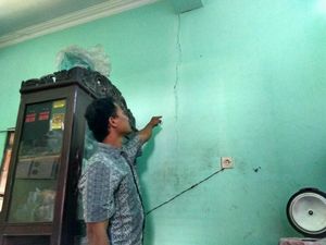 Proyek Tol Porong-Gempol Bikin Retak Rumah Warga