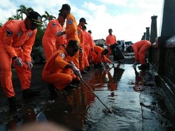 300 Pilot Muda Gelar Aksi Bersihkan Pantai Blimbingsari