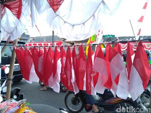 Jelang HUT RI ke-72, Pedagang Bendera di Yogya Banjir Order