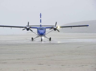 Foto: Bandara yang Pesawatnya Mendarat di Pantai