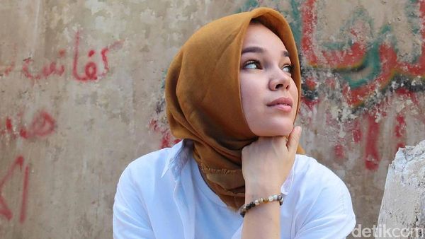 Dewi Sandra Kok Ngelamun Aja?