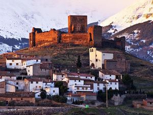 Berani Datang ke Desa Penyihir yang Terkutuk?