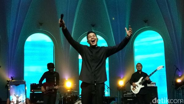 Tulus Kembali Menghibur di Atas Panggung